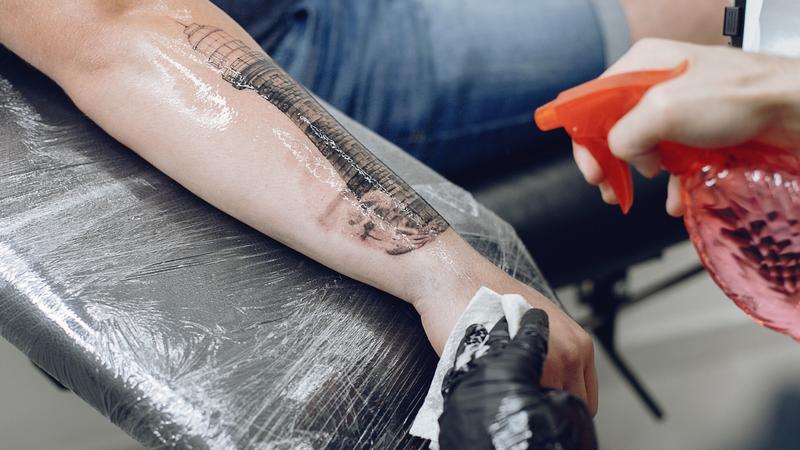 Wpływ słońca i wody na tatuaż