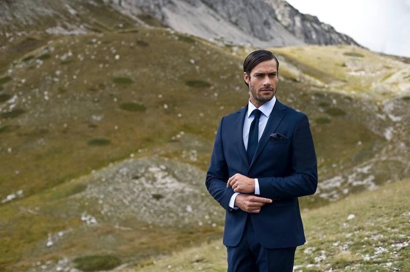 Jakie krawaty najlepiej pasują do granatowego garnituru? Podpowiedzi dla eleganckiego wyglądu