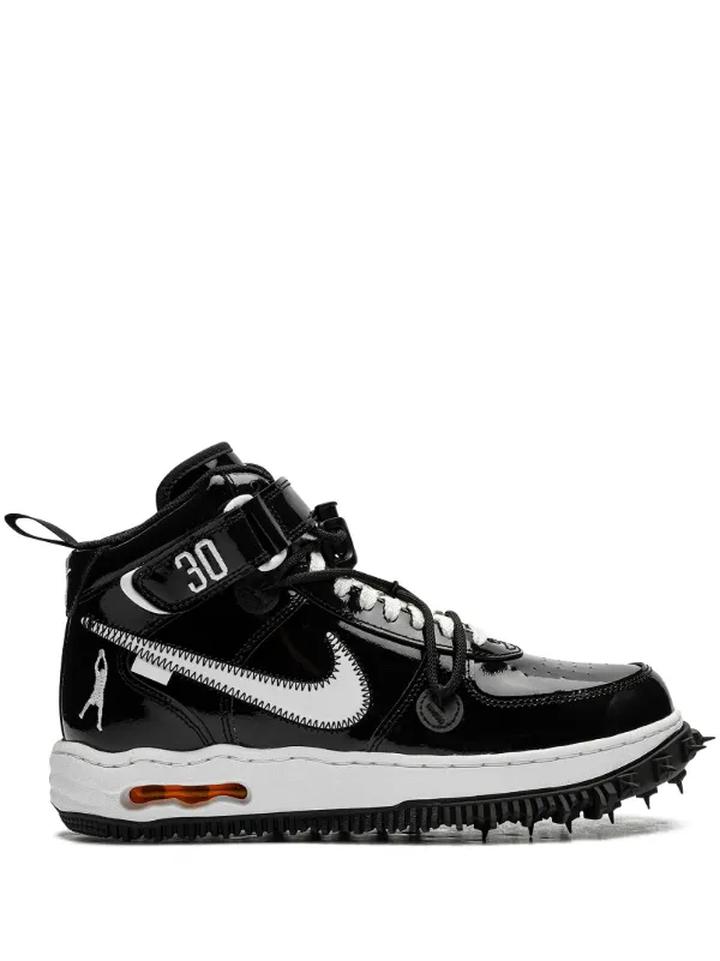 Miejskie stylizacje sneakersów