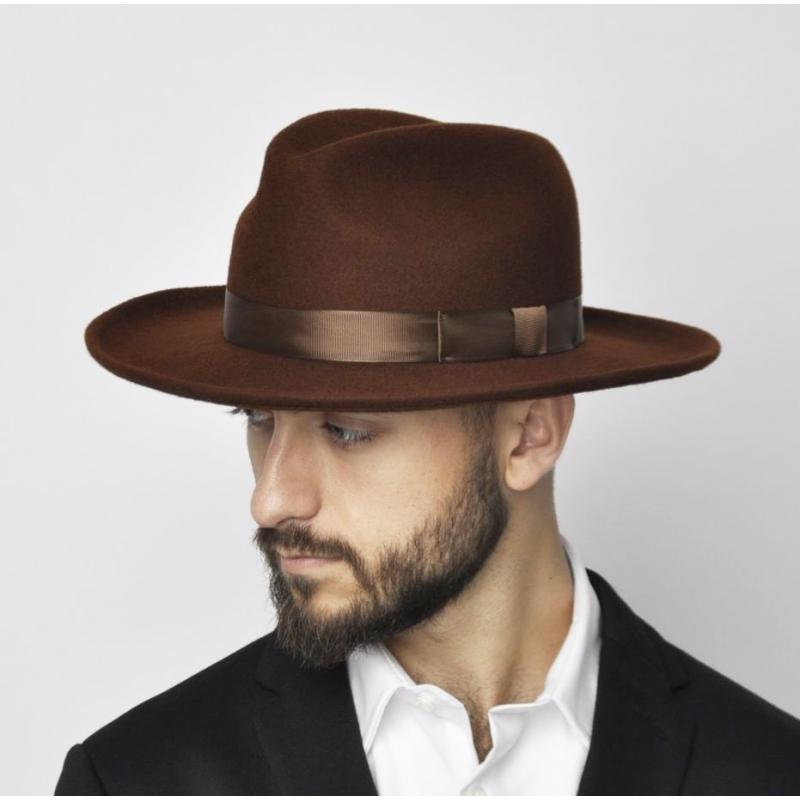 Eleganckie stroje z kapeluszem