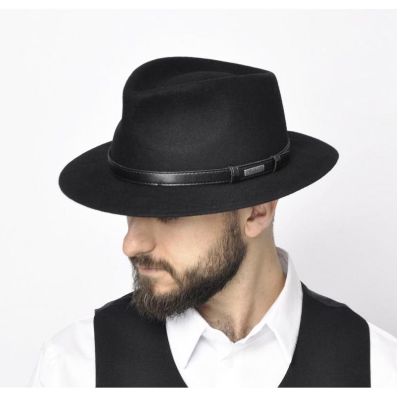 Sportowy styl z kapeluszem