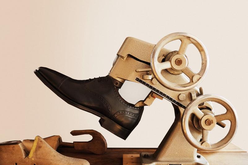 Skuteczne metody na rozciąganie skórzanych butów bez bólu i uszkodzeń w domowych warunkach