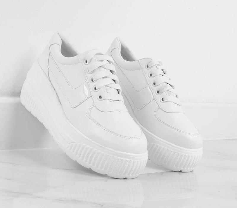 Białe buty w modzie męskiej – kluczowy element każdej stylizacji