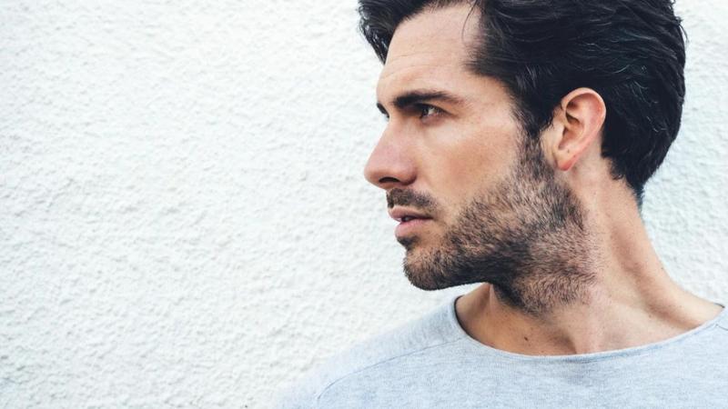Sekrety stylowego zarostu: jak zadbać o gesty i wygląd twarzy?