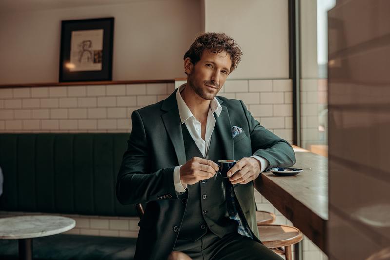 Perfekcyjny garnitur dla dżentelmena: kluczowe porady, jak dobrać idealny strój