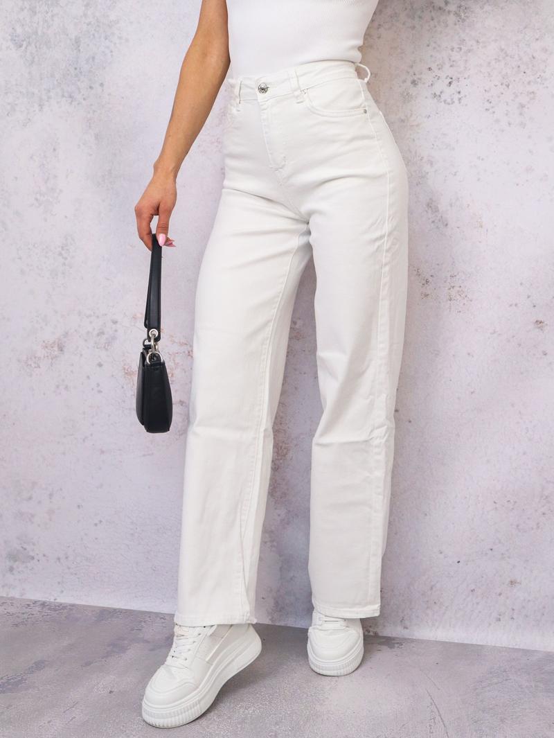 Stylowe białe spodnie latem – inspiracje i porady, jak je nosić