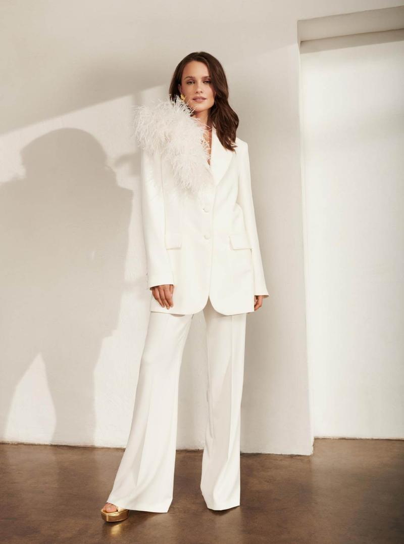 Marynarka ecru – letni must have w każdej garderobie