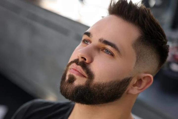 Męskie fryzury: odkryj najgorętsze trendy na 2025 rok