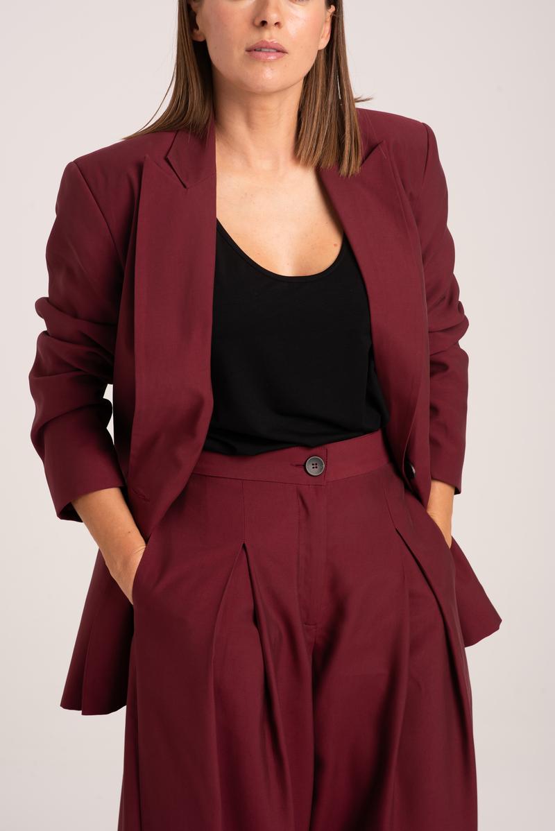 Bordowa marynarka casual jeansy i t-shirt