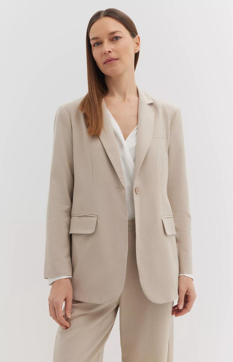 Jak nosić beżową marynarkę