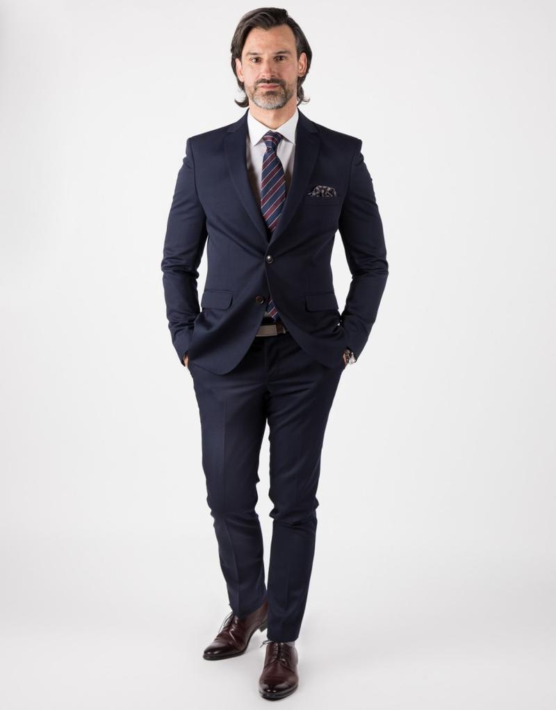 Kolory do granatowego garnituru