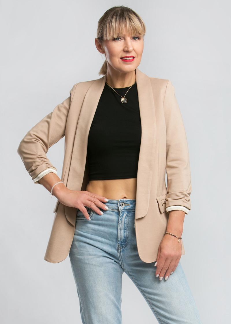 Ponadczasowa elegancja beżowej marynarki