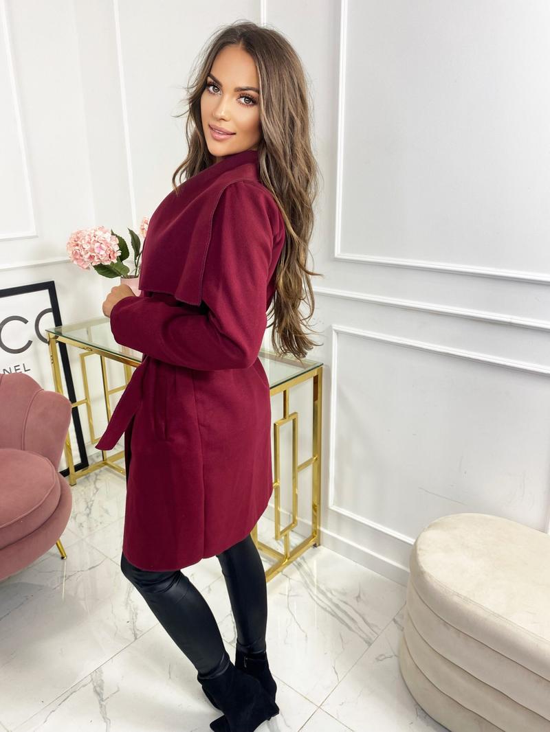 Bordowy płaszcz: klasyka z charakterem idealna na jesienne i zimowe dni