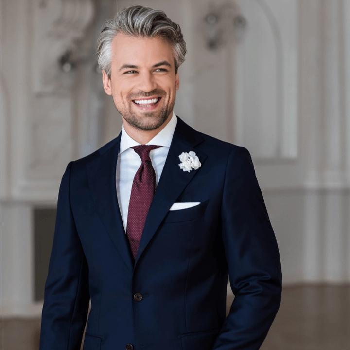 Elegancja i profesjonalizm: jak stworzyć idealny zestaw biznesowy z granatowym garniturem?