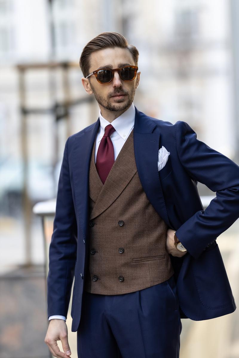 Brązowa kamizelka do granatowego garnituru