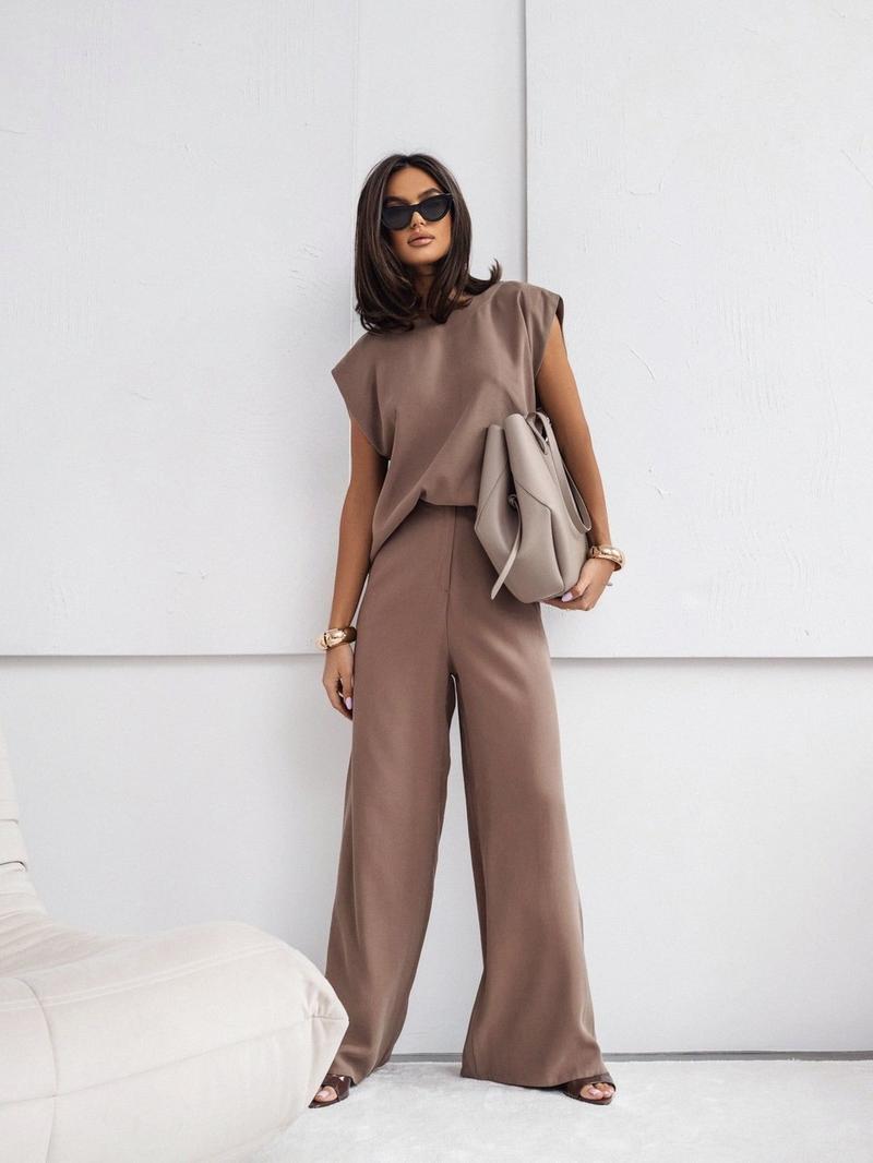 Styl koordynowany ciemne spodnie jasna marynarka