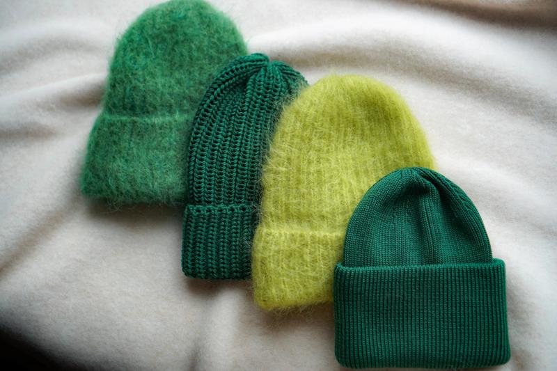 Czapki wełniane – dlaczego dzisiaj są modne i jak je nosić?