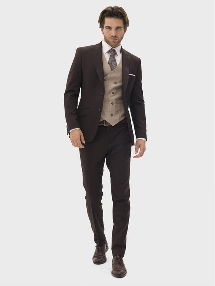 Czy brazowy garnitur wciąż kojarzy nam się z wsią, a no brow in town to nowy trend?