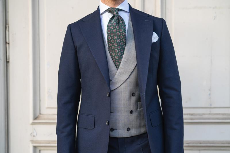 Szara czy brązowa kamizelka – jak doskonale dobrać dodatek do granatowego garnituru?
